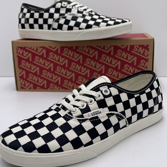 Vans WMNS Authentic Lowpro Embroidered Check Black/M
VN000D041 KP
Sneakersrs - Picture 15 of 16